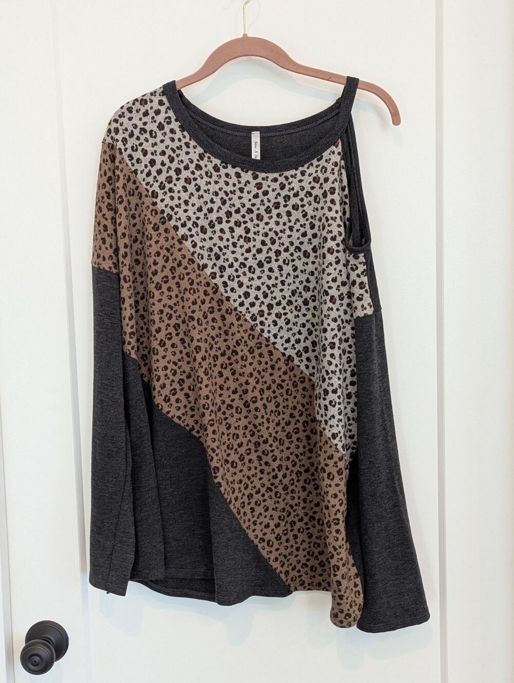 Ladies XL Long Sleeve Open Shoulder Gray Animal Print Top Now N Forever